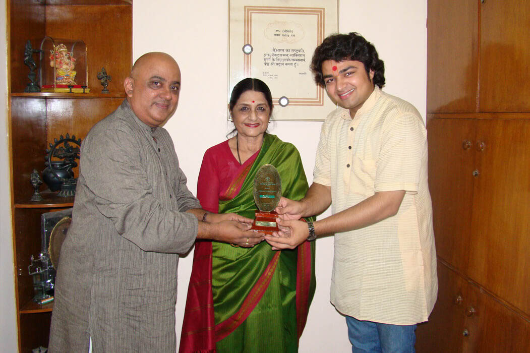 Recieved Nalanda Nritya Nipurna Award from Padma Bhushan Dr. Kanak Rele